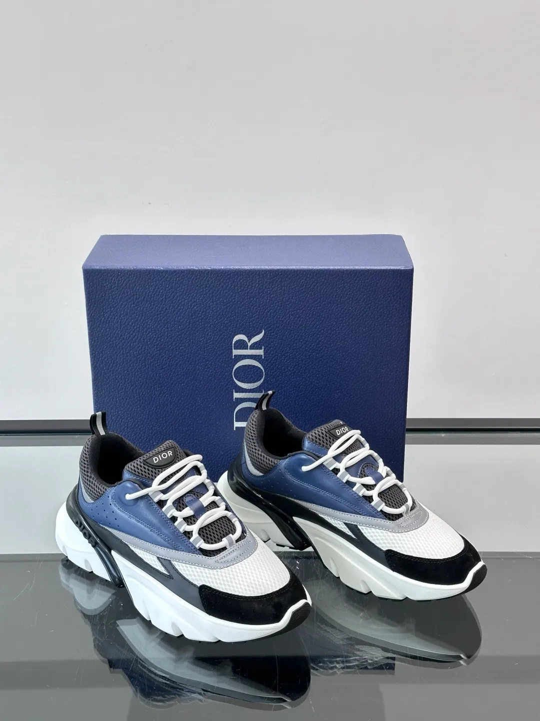 Men's shoes 💰p520 "Dior" B22 retro jogging shoes, inspired by classic jogging shoes, low-top thick sole design, cow leather + mesh fabric splicing, perfect texture and breathable. The black and white engraved rubber sole has great grip and comfort, and is OK for daily wear or sports! There is an embossed "CD" logo on the side of the shoe, which is low-key and recognizable. Rich colors, black and white, gray and blue, etc., versatile and fashionable, loved by European and American hip-hop circles and bloggers, a must-have for trendy wear size: 39-44 (customized at 45.46)